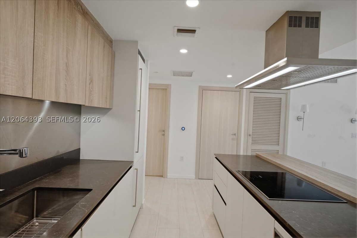1000 Brickell Plz 3303 Property Photo 6