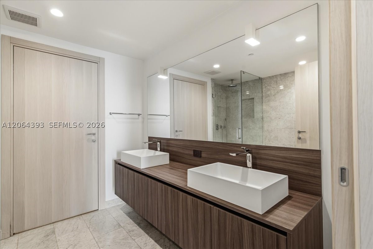 1000 Brickell Plz 3303 Property Photo 13