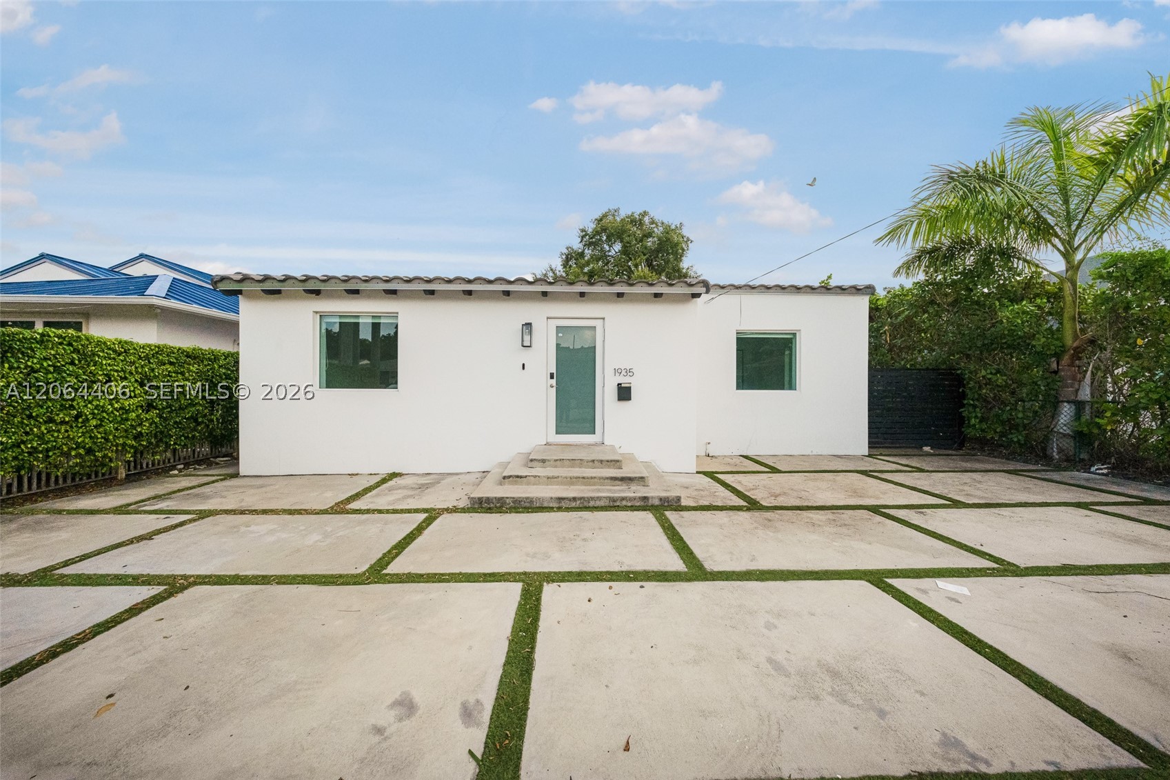1935 SW 24th Ter Property Photo 1