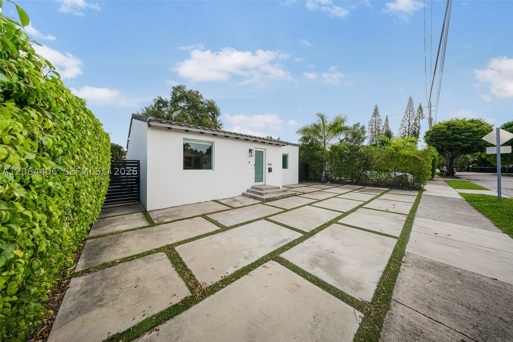 1935 Sw 24th Ter Property Photo 3