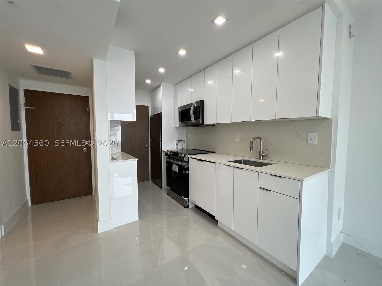 2899 Collins Ave 610 Property Photo 13
