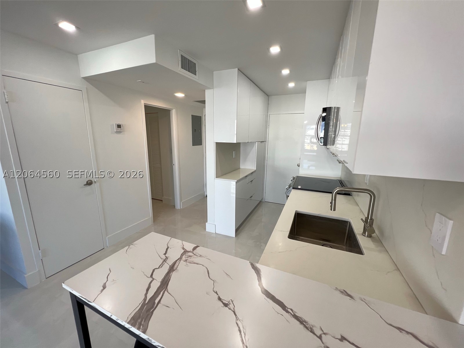 2899 Collins Ave 610 Property Photo 18