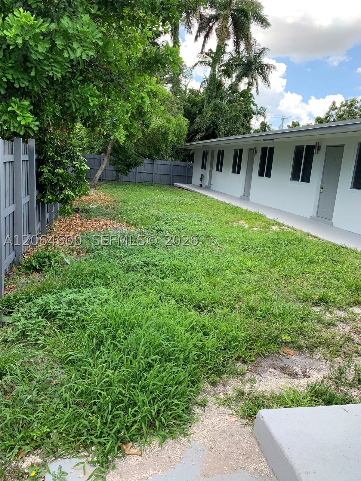 214 SE 8th St 3 Property Photo 1
