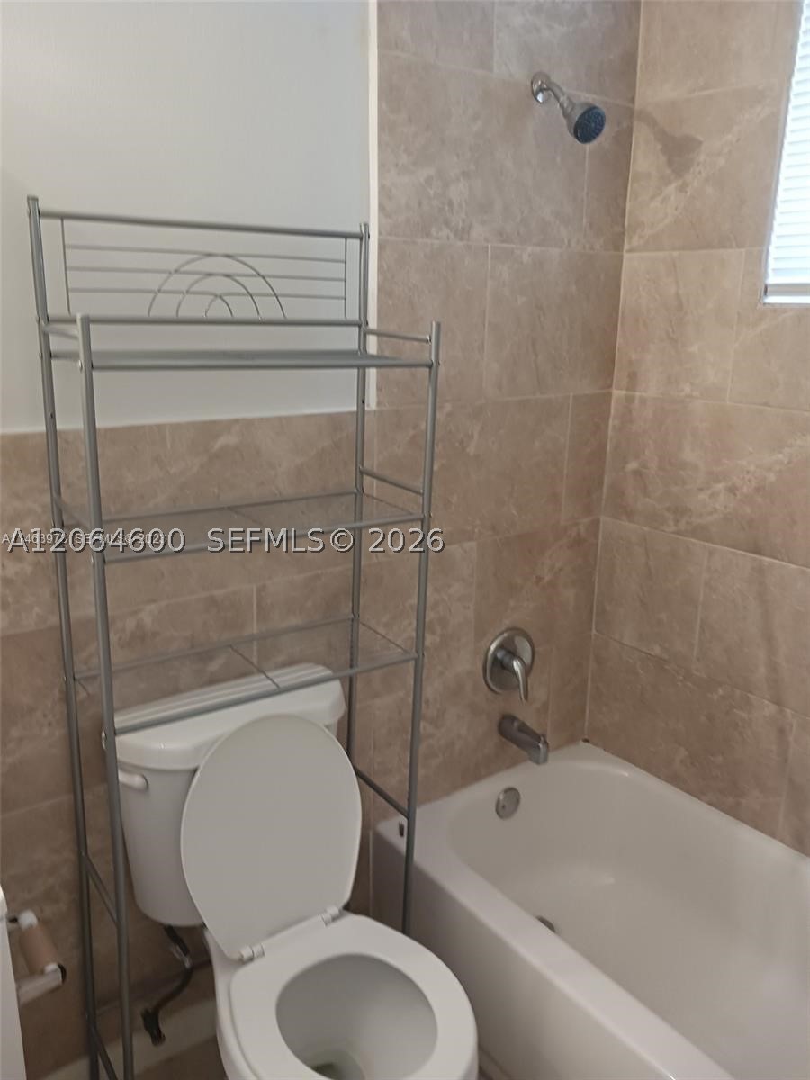 214 Se 8th St 3 Property Photo 6