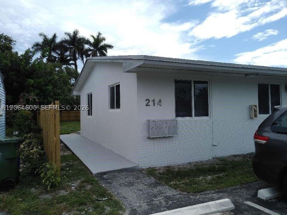 214 Se 8th St 3 Property Photo 9