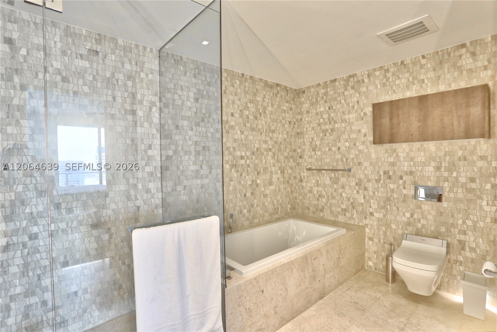 88 Sw 7th St 3805 Property Photo 5
