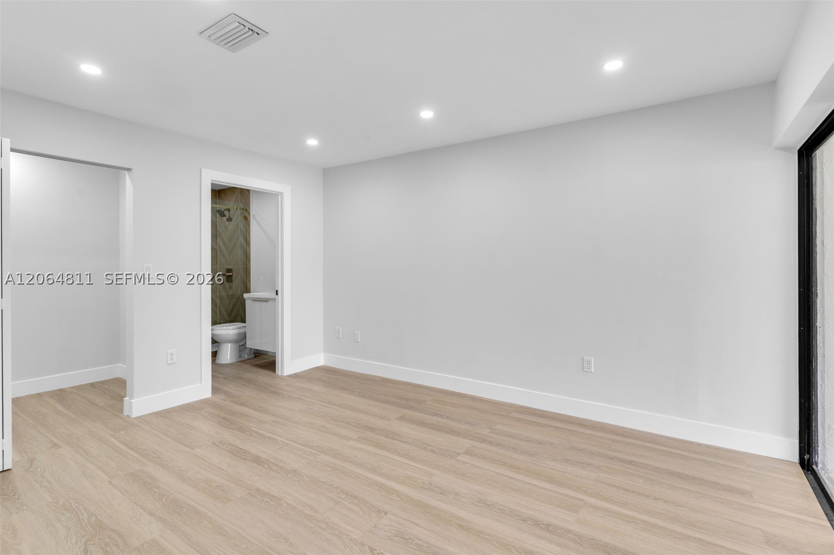 2523 W 65th St Property Photo 24