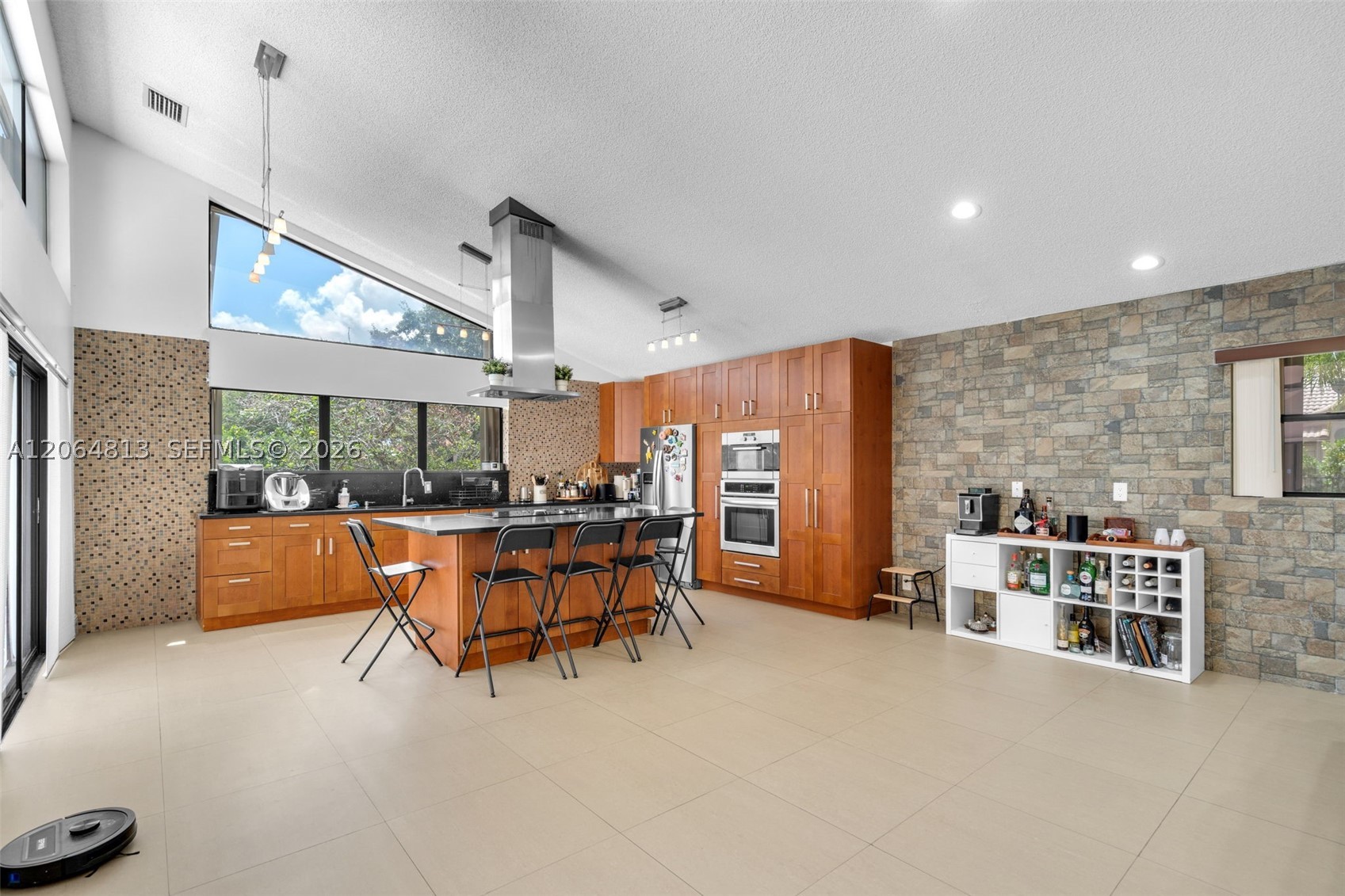 1051 Deerpath Ct Property Photo 8