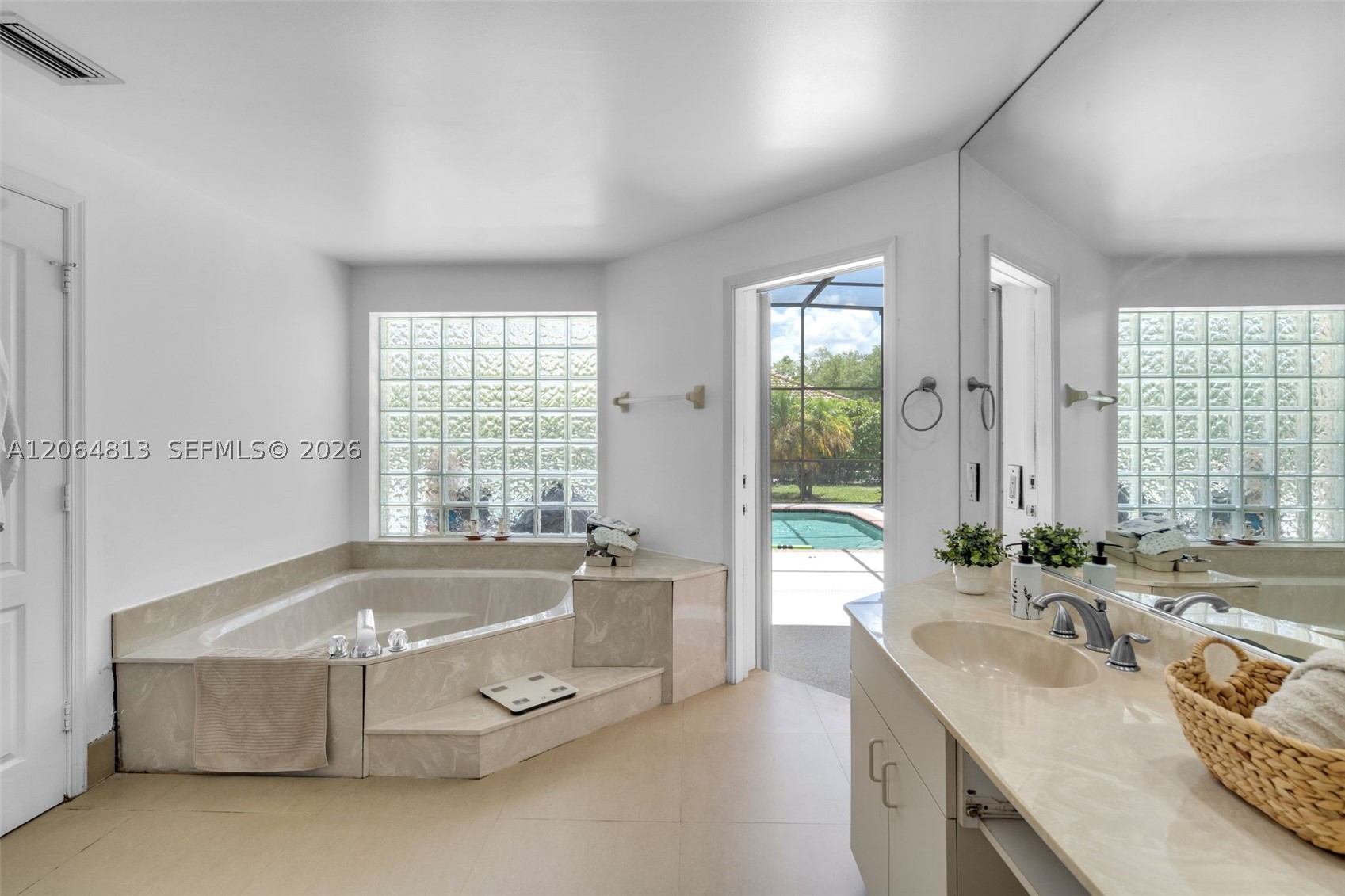 1051 Deerpath Ct Property Photo 14