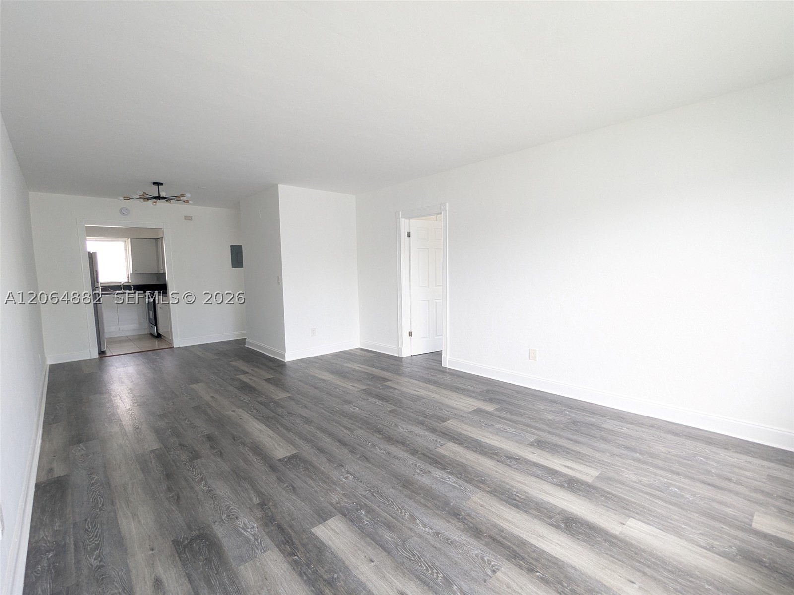 7805 Crespi Blvd 4 Property Photo 3