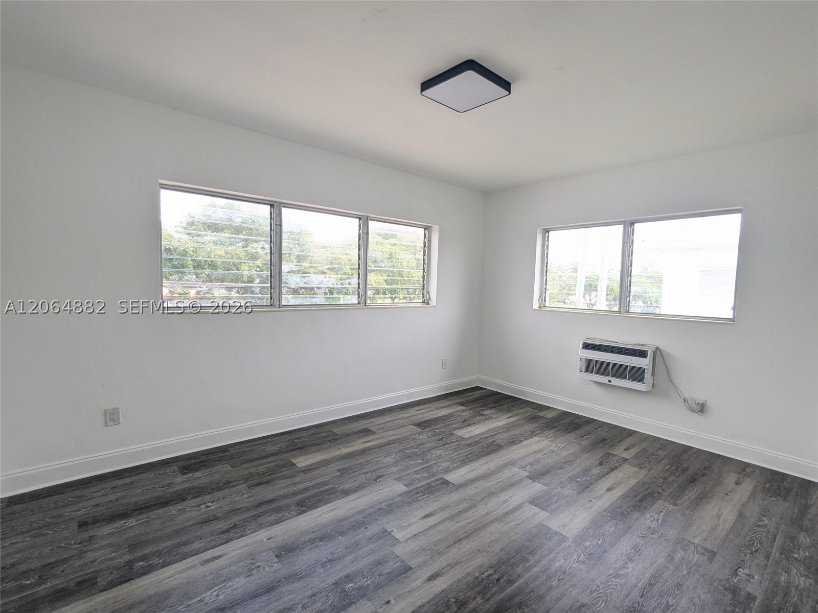 7805 Crespi Blvd 4 Property Photo 7