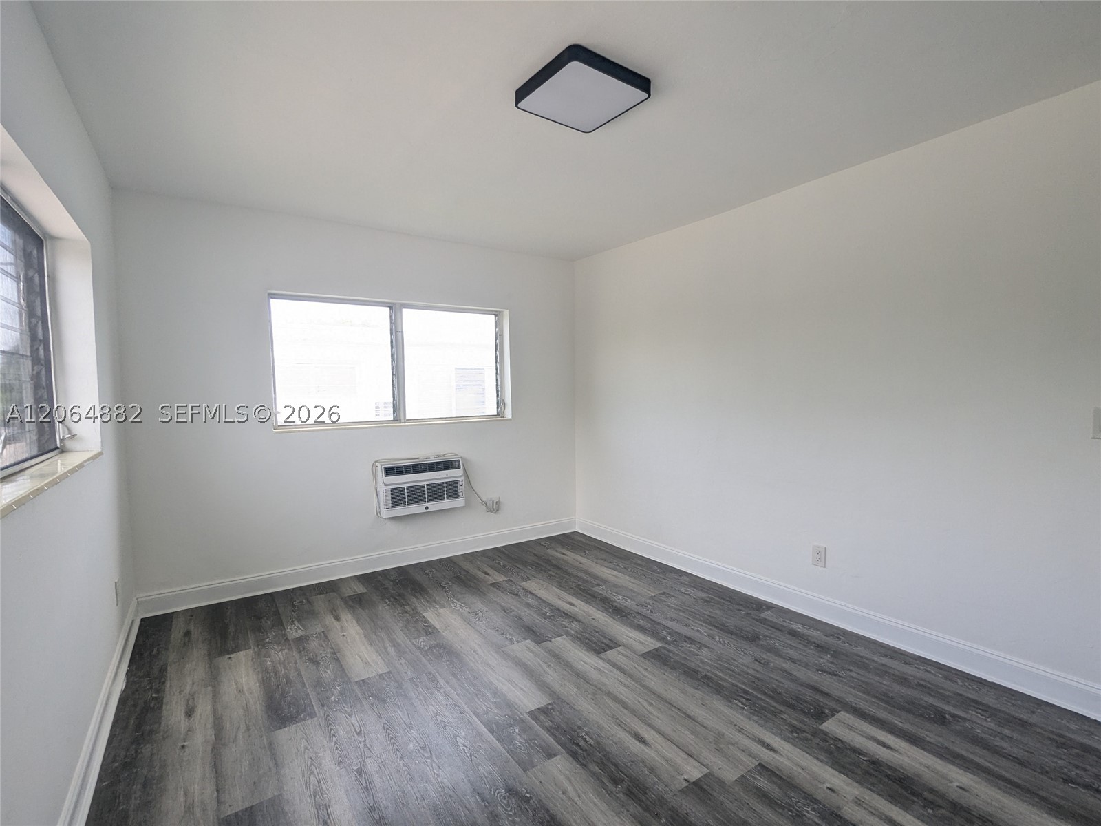 7805 Crespi Blvd 4 Property Photo 10