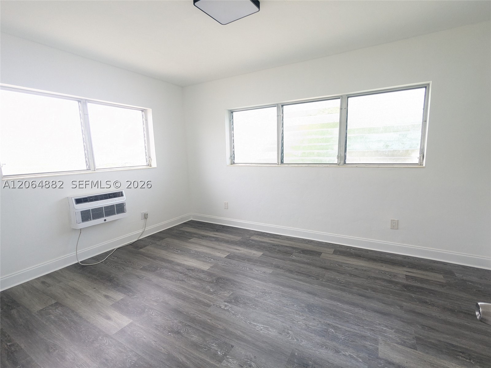 7805 Crespi Blvd 4 Property Photo 17