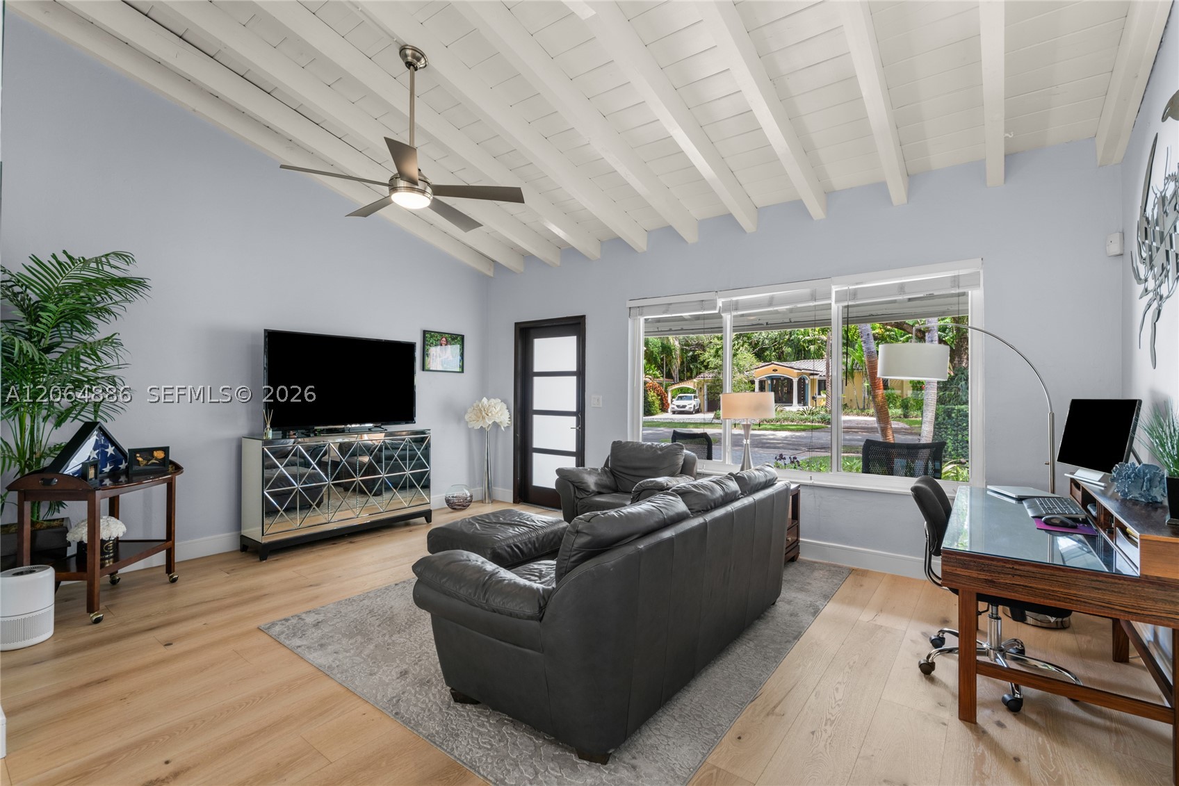 810 Venetia Ave Property Photo 4