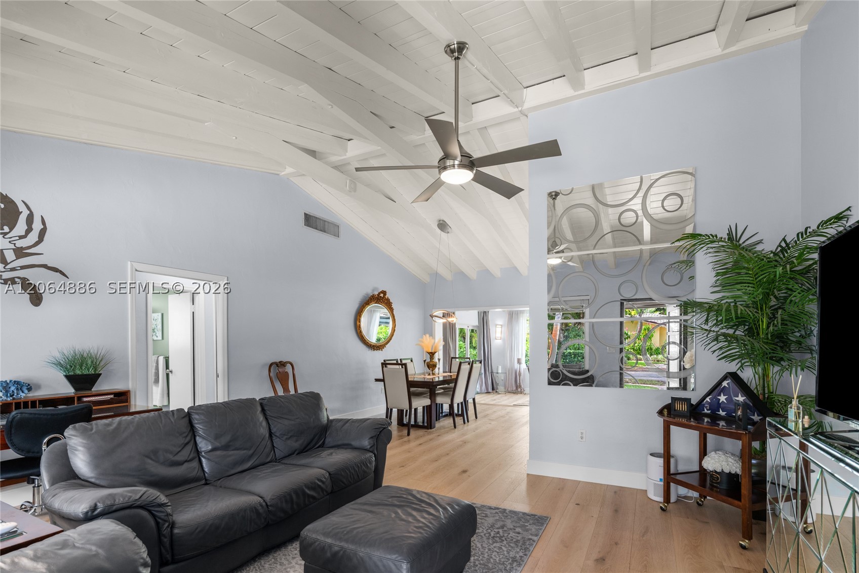 810 Venetia Ave Property Photo 6