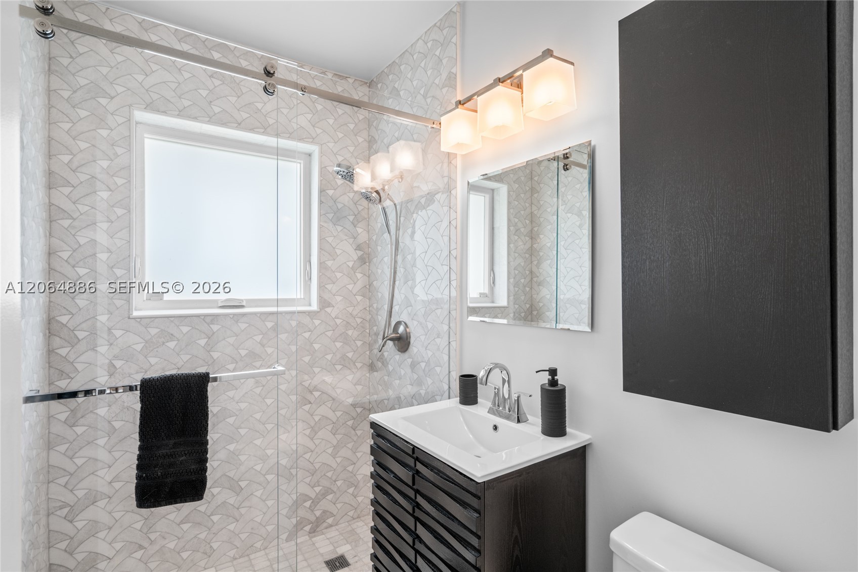 810 Venetia Ave Property Photo 24