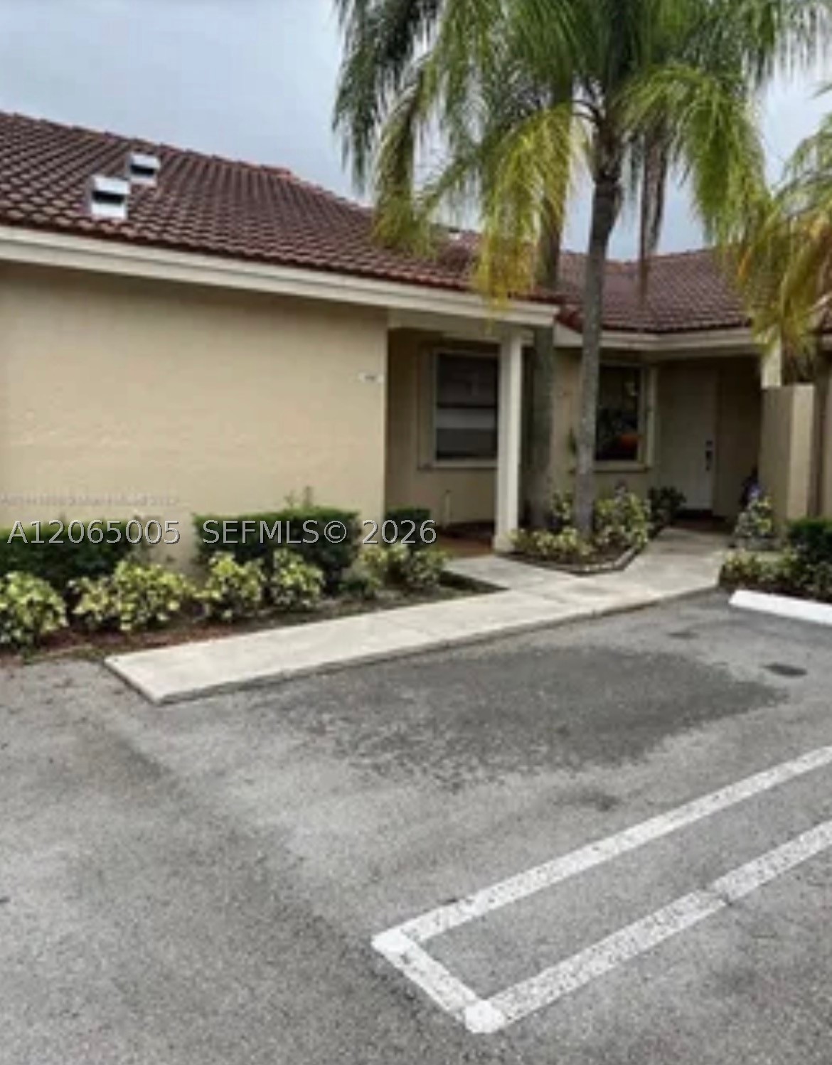 6547 Nw 170th Ter Property Photo 2
