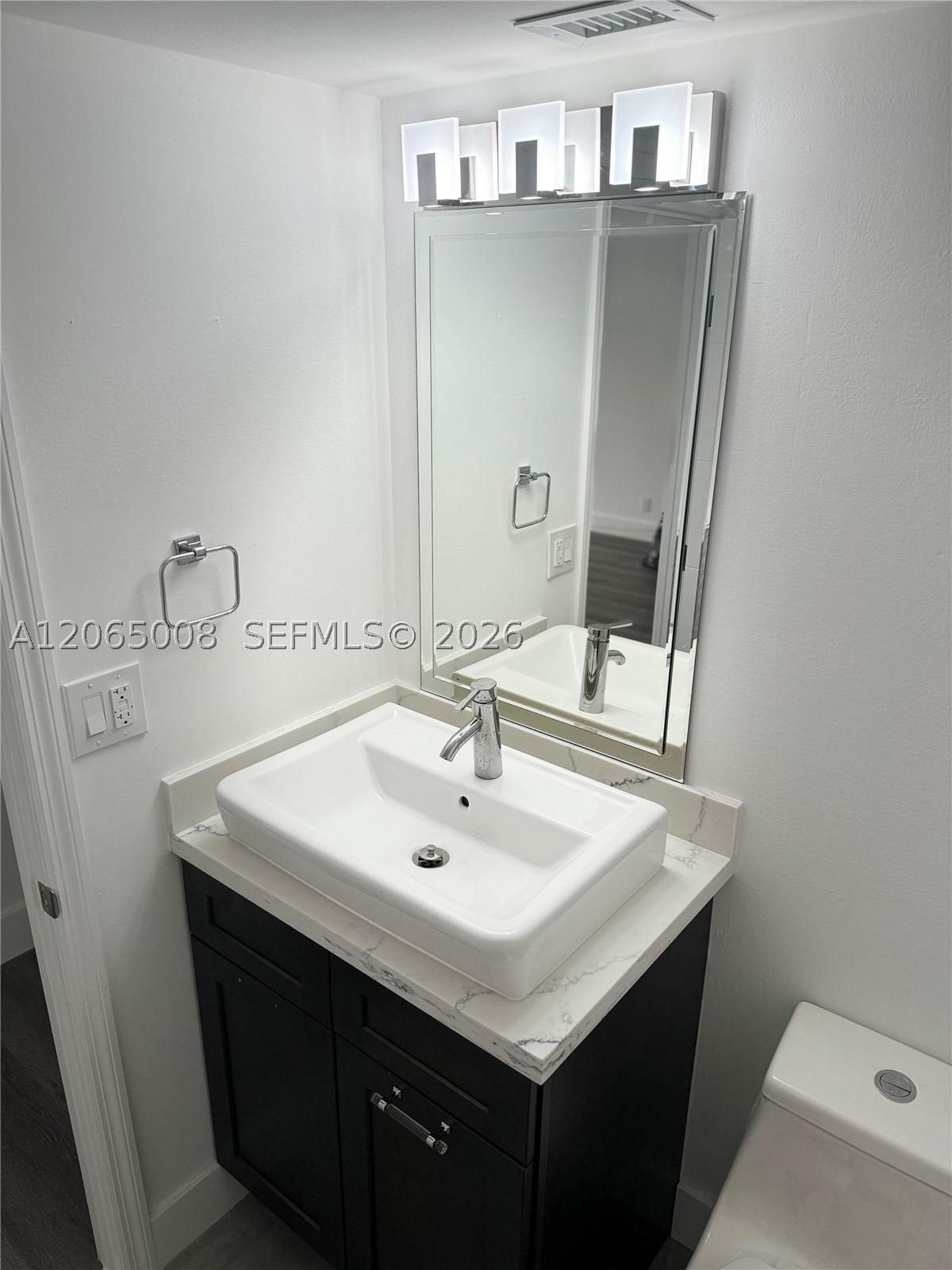 800 Parkview Dr 502 Property Photo 12