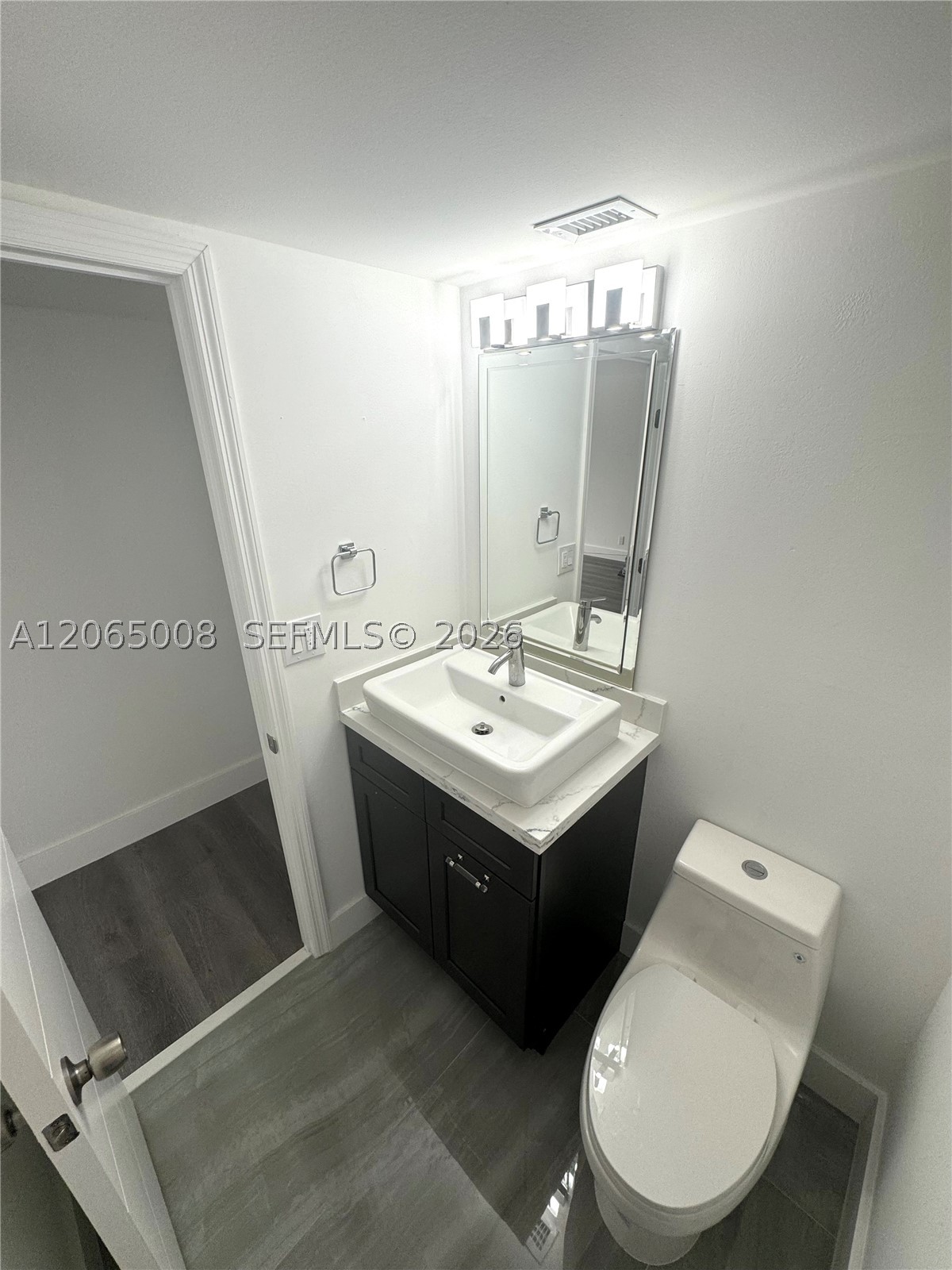 800 Parkview Dr 502 Property Photo 13