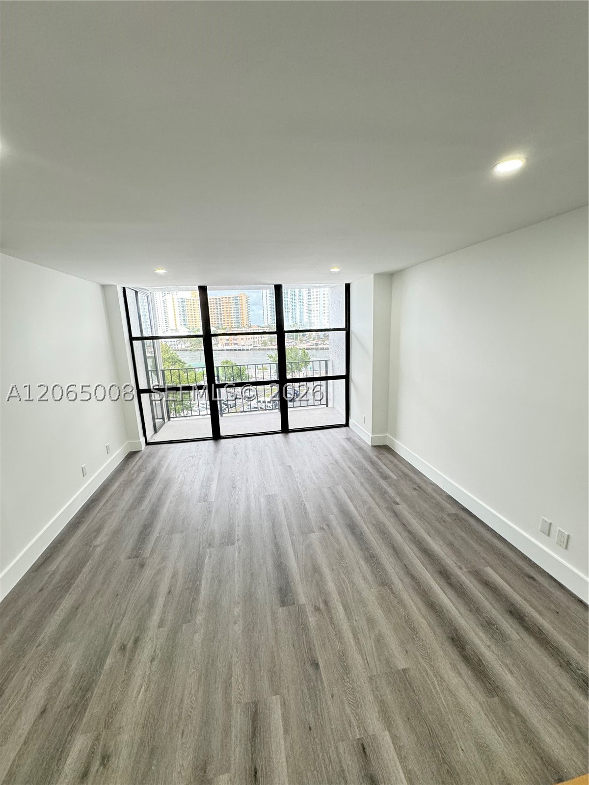 800 Parkview Dr 502 Property Photo 15