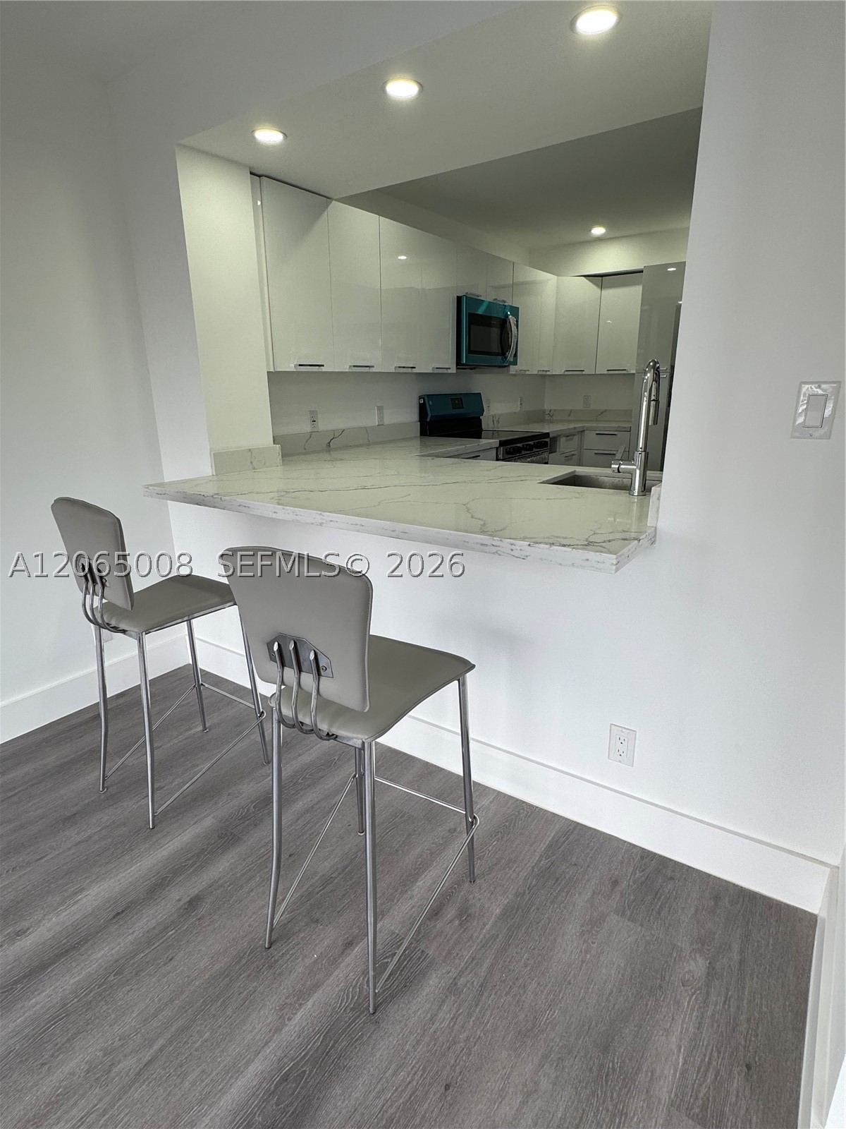 800 Parkview Dr 502 Property Photo 19