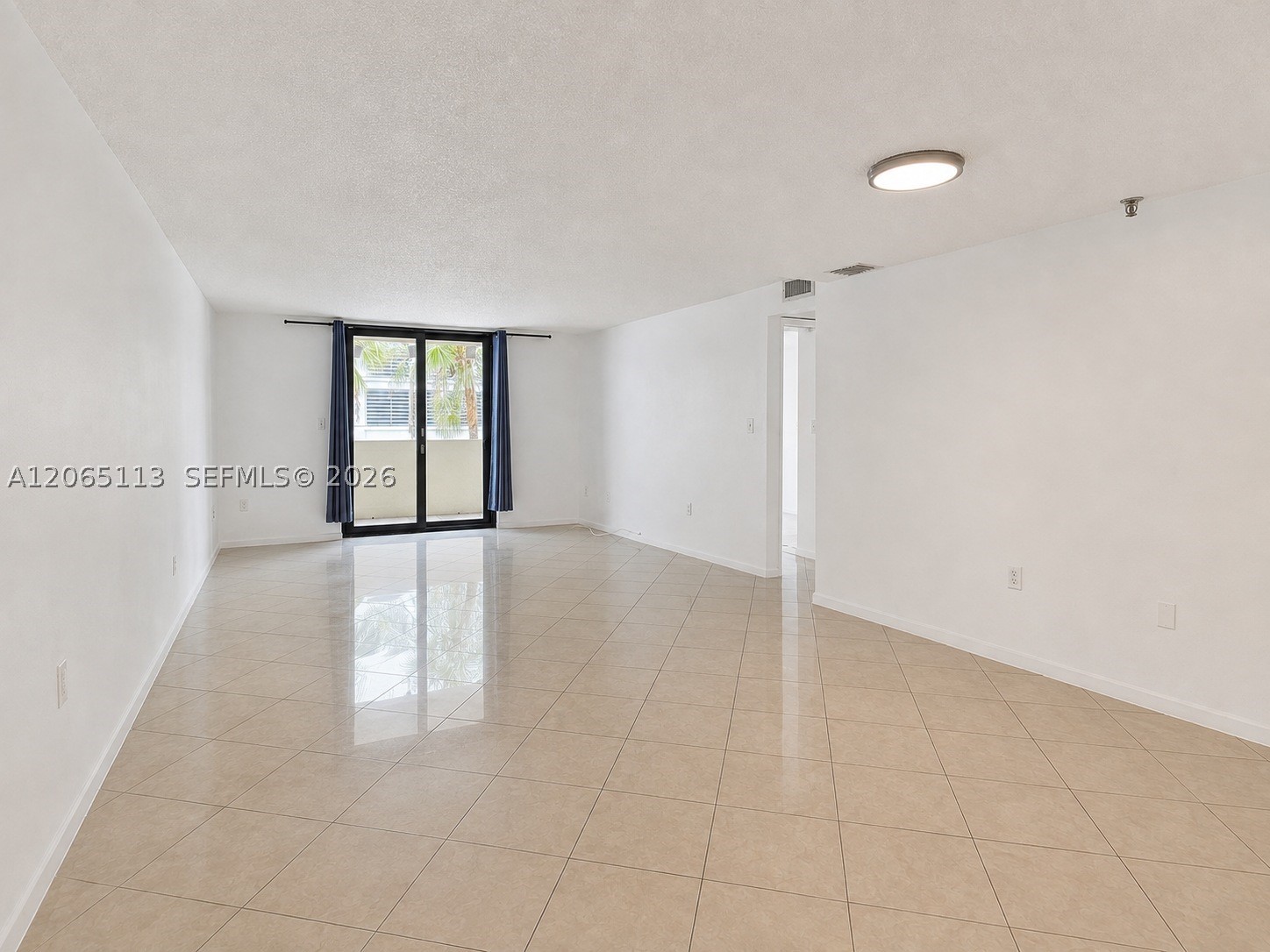 1621 Collins Ave 402 Property Photo 3