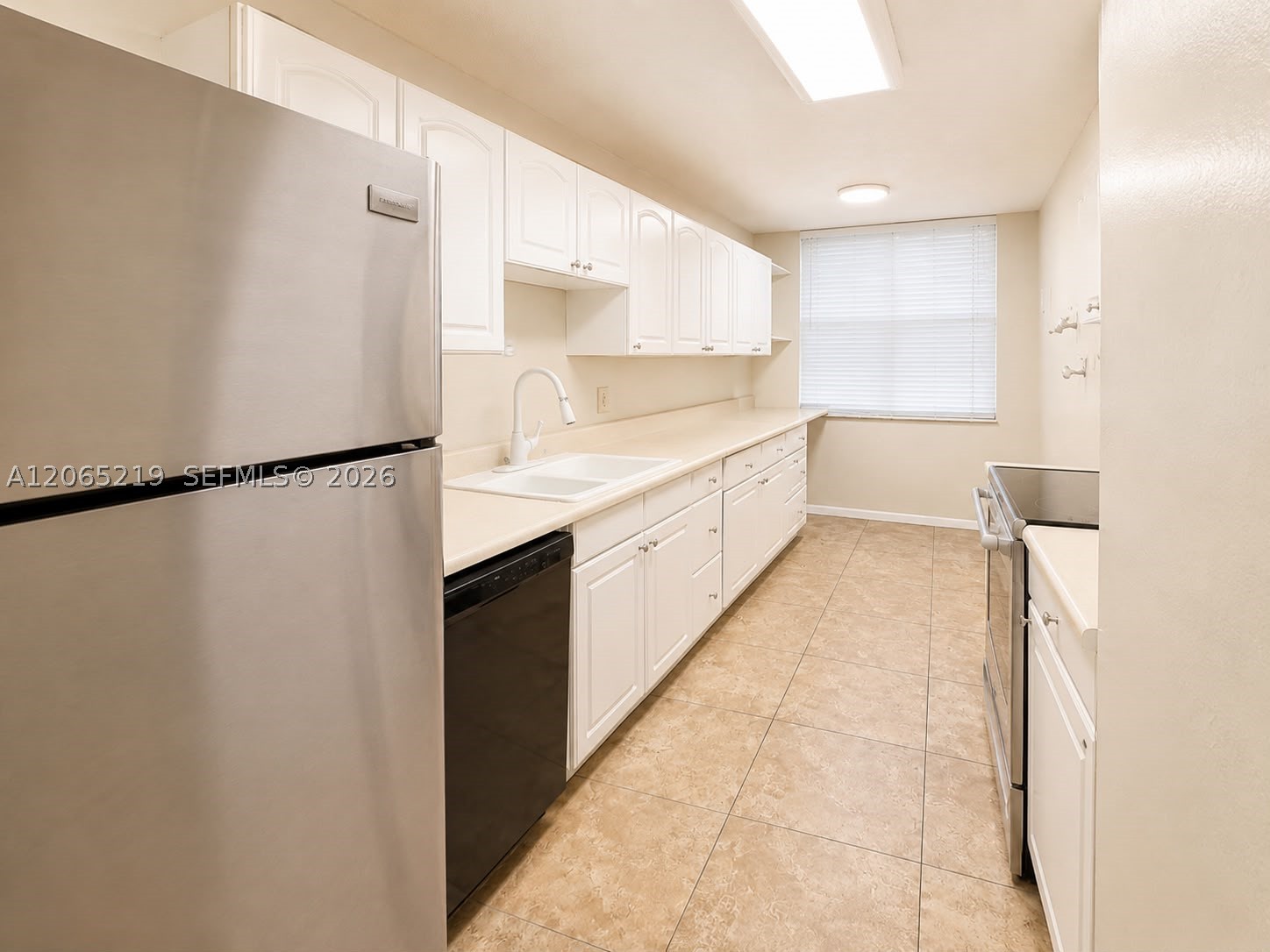 250 Jacaranda Dr 805 Property Photo 3