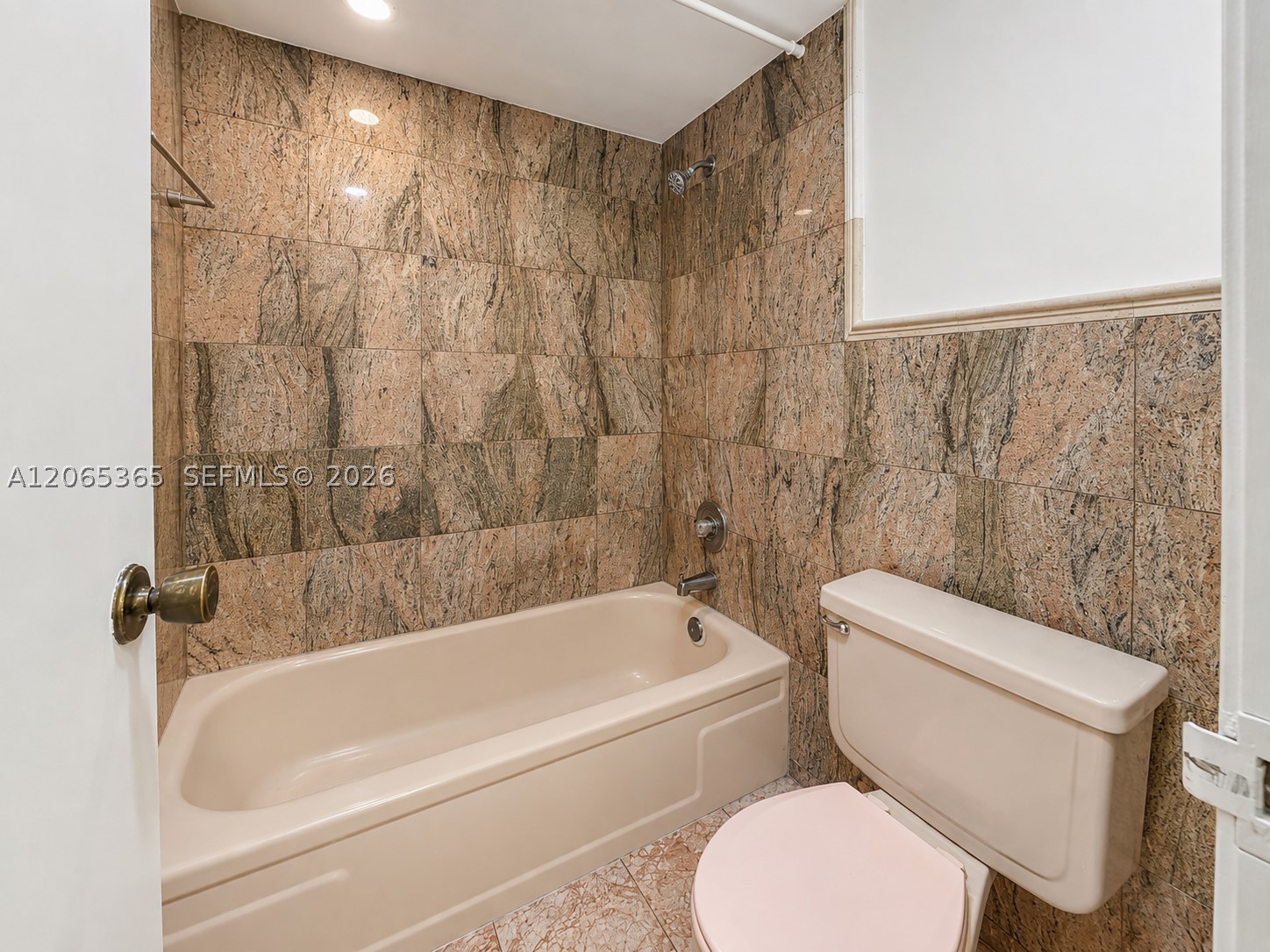 4384 Nw 9th Ave 18-2a Property Photo 9