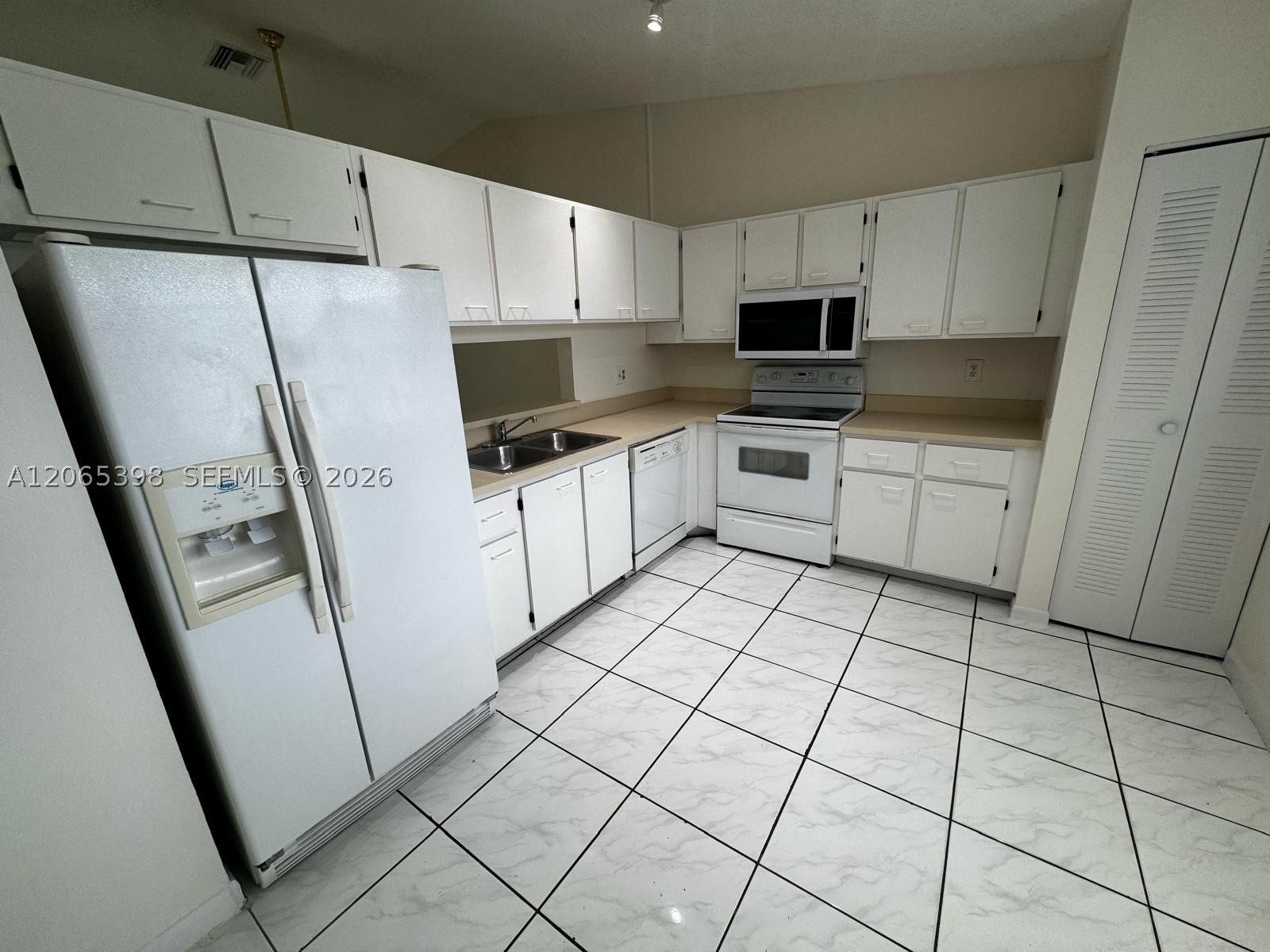 8848 Nw 76th Ct Property Photo 1
