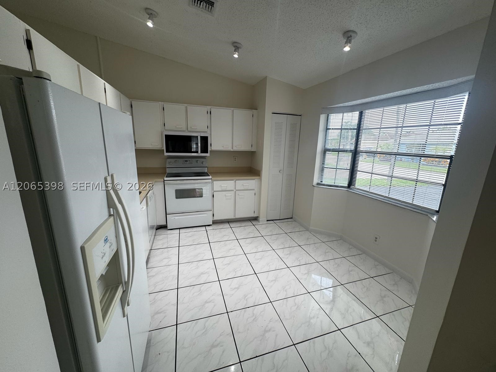 8848 Nw 76th Ct Property Photo 2