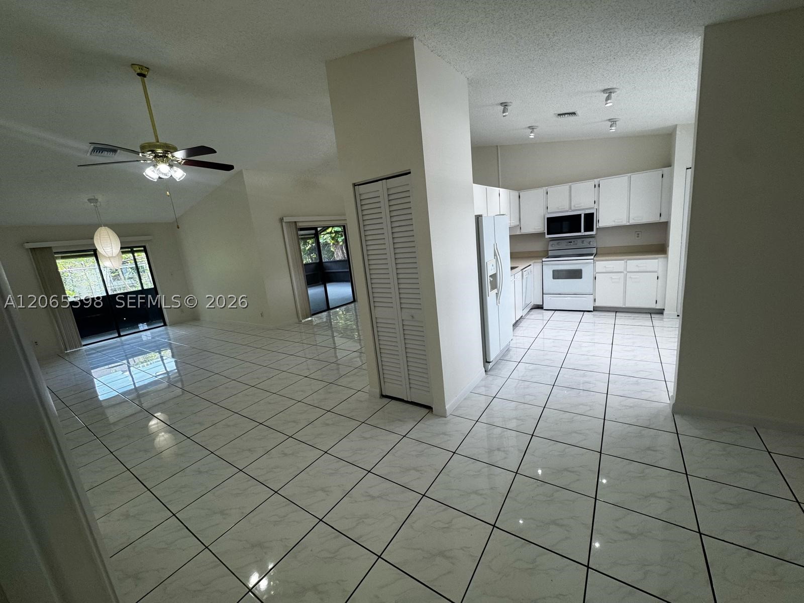 8848 Nw 76th Ct Property Photo 3