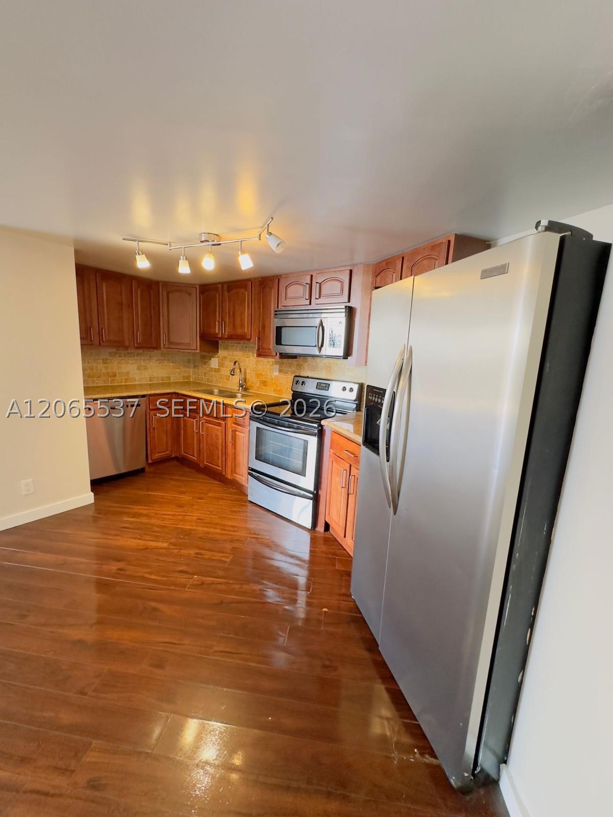 800 Parkview Dr 611 Property Photo 1