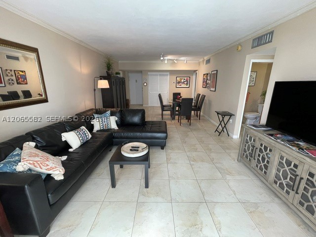 5001 Collins Ave 9e Property Photo 3
