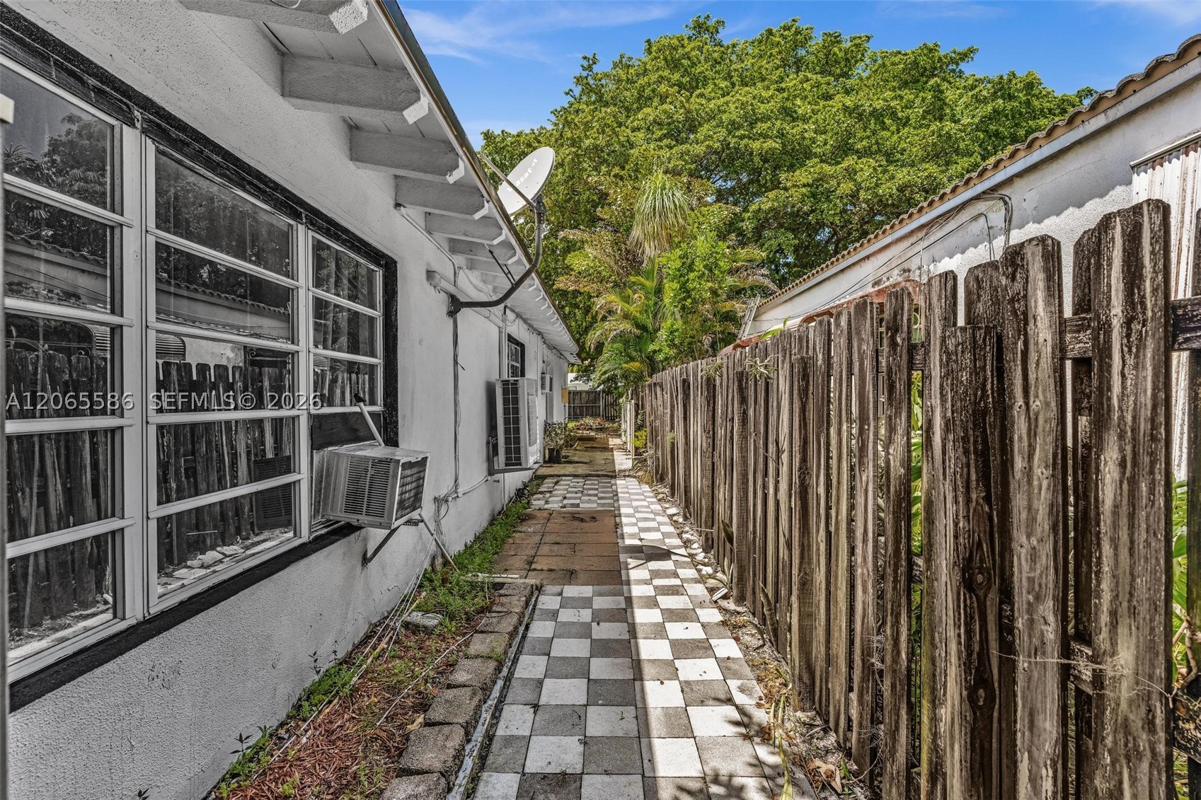 1943 Rodman St Property Photo 4