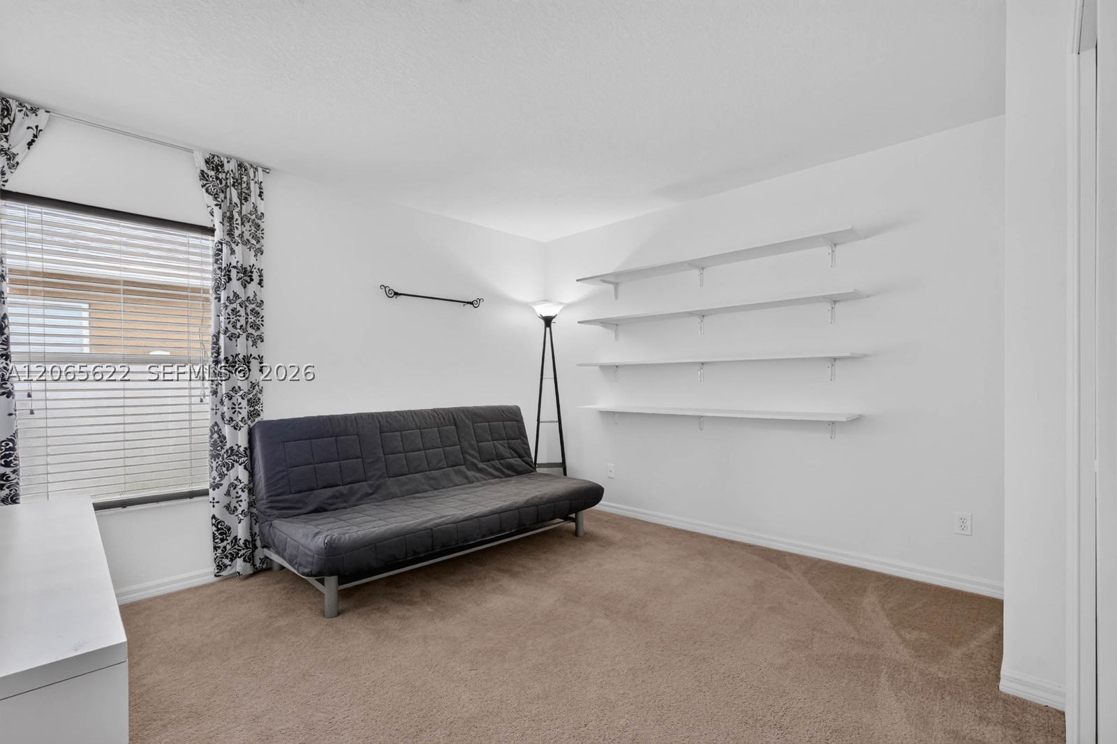 2501 Bullion Loop Property Photo 18