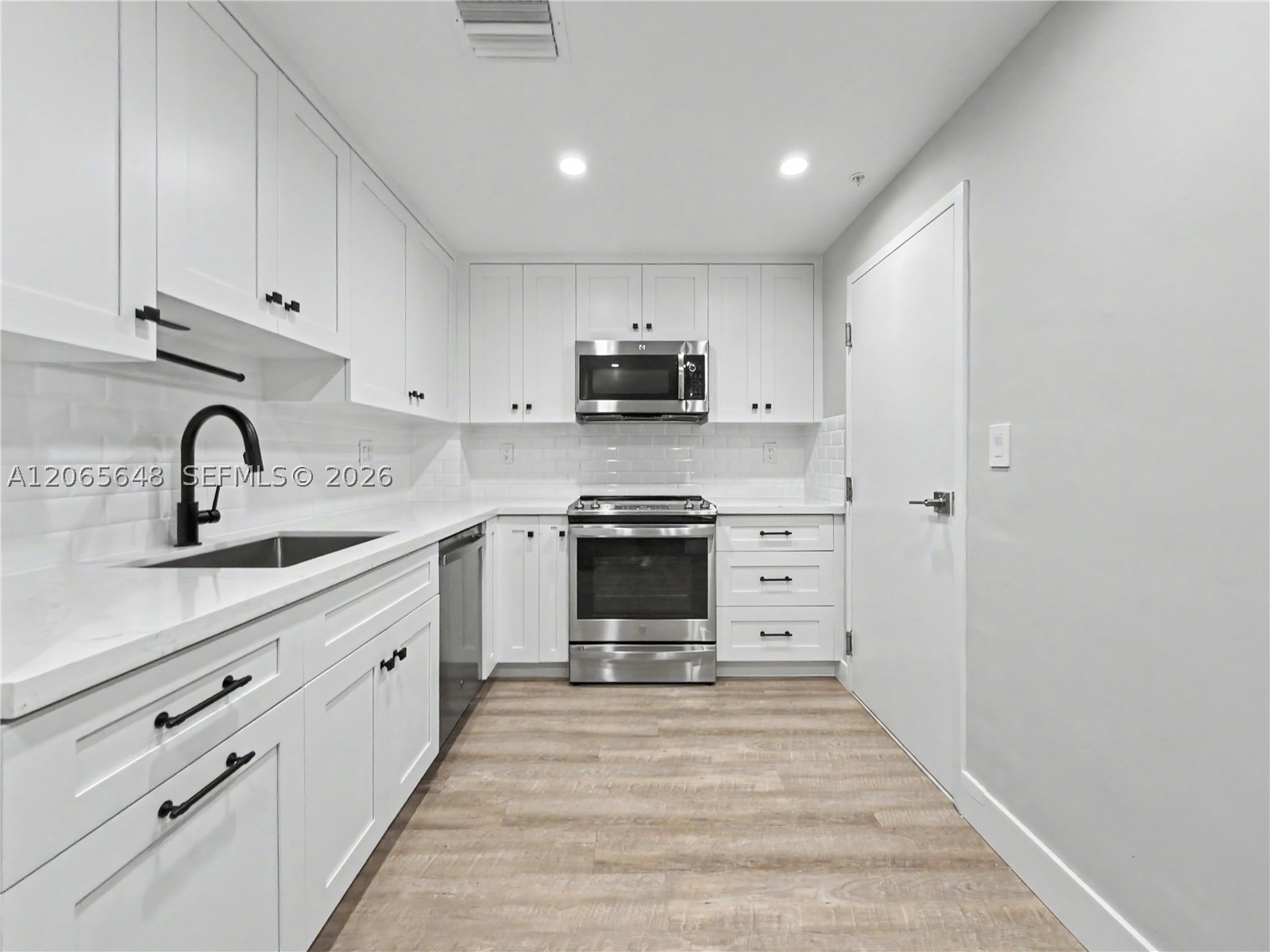 90 Edgewater Dr 818 Property Photo 2