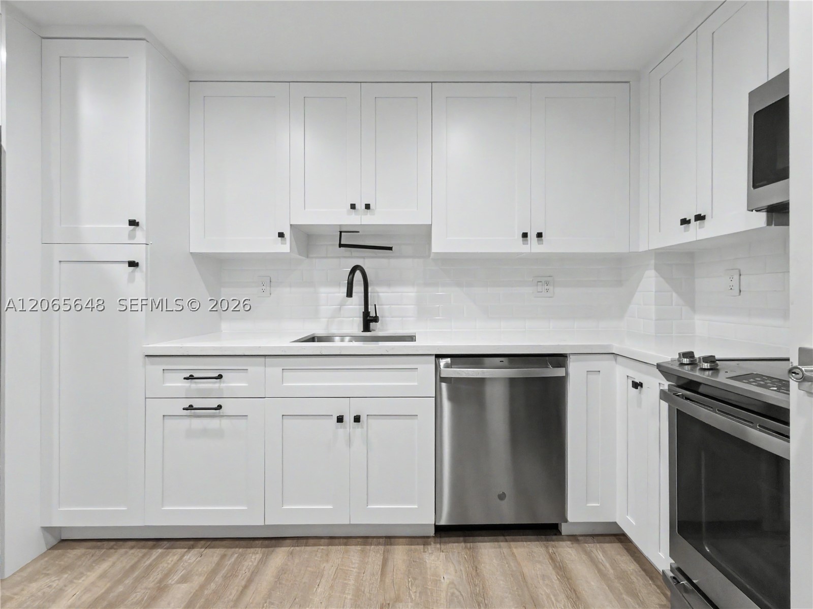 90 Edgewater Dr 818 Property Photo 3