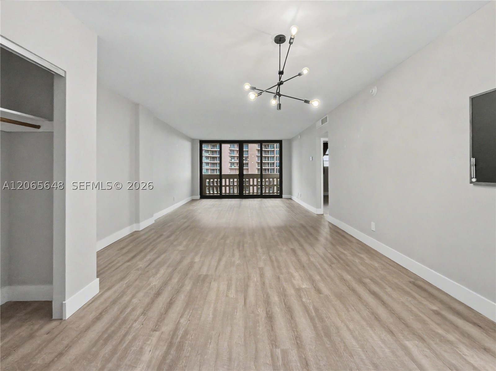 90 Edgewater Dr 818 Property Photo 4