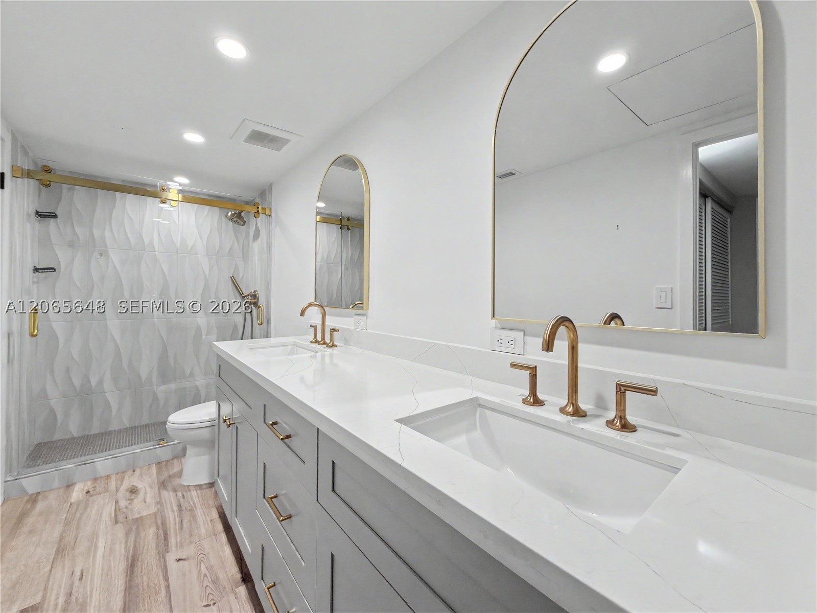 90 Edgewater Dr 818 Property Photo 5