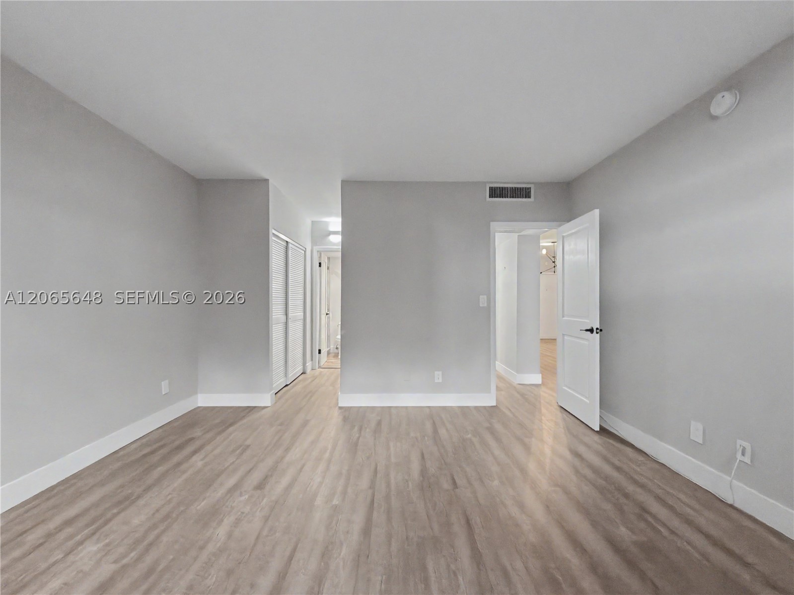 90 Edgewater Dr 818 Property Photo 6