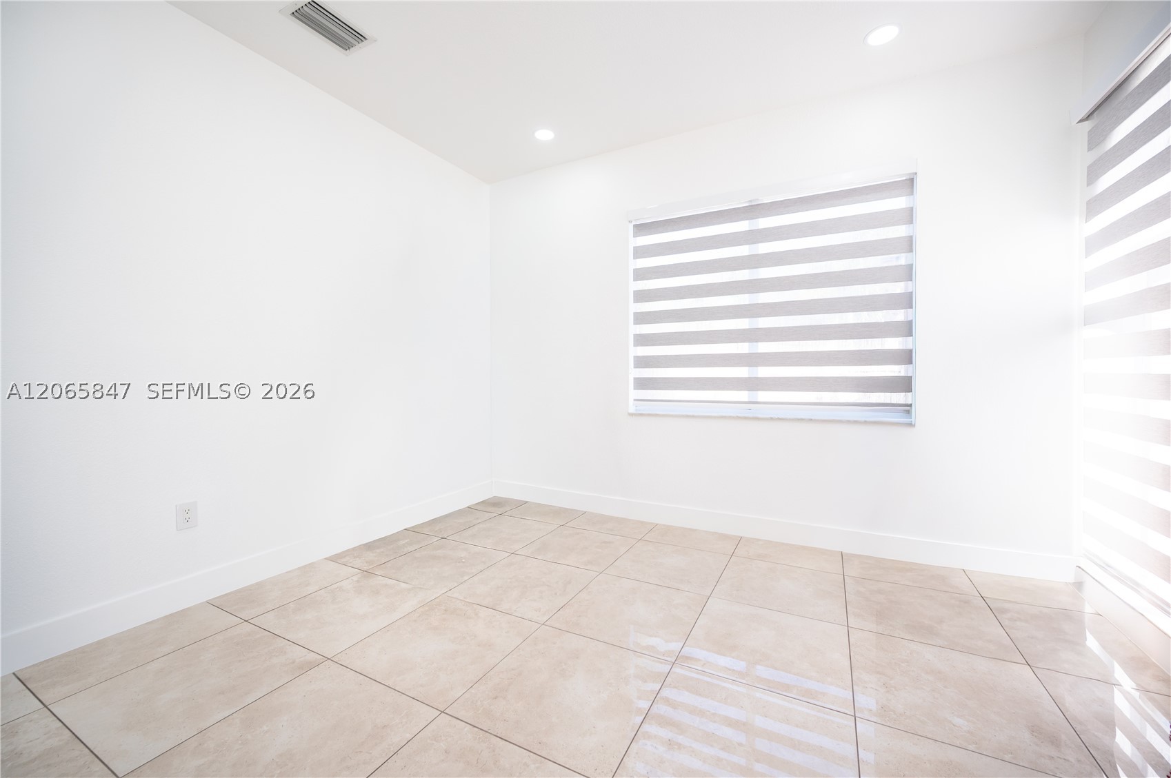 1046 Ne 17th Ter Property Photo 4