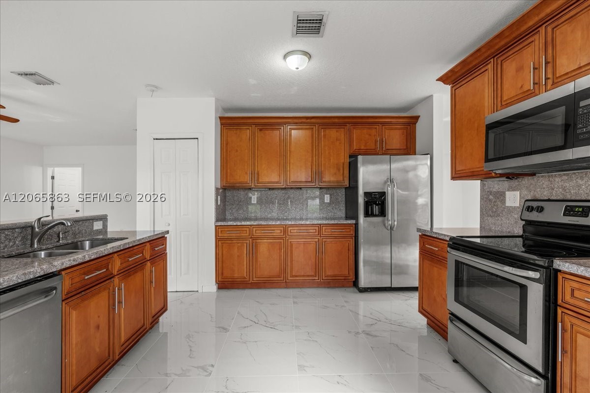 1720 Ne 35 Avenue Property Photo 8
