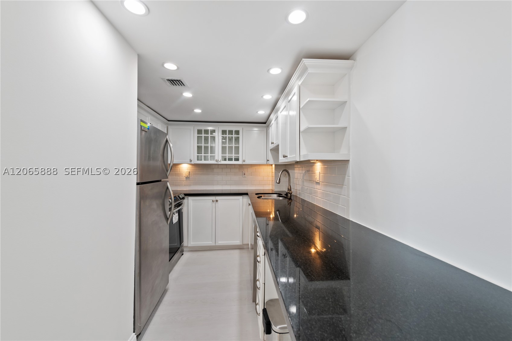 1621 Collins Ave 908 Property Photo 5