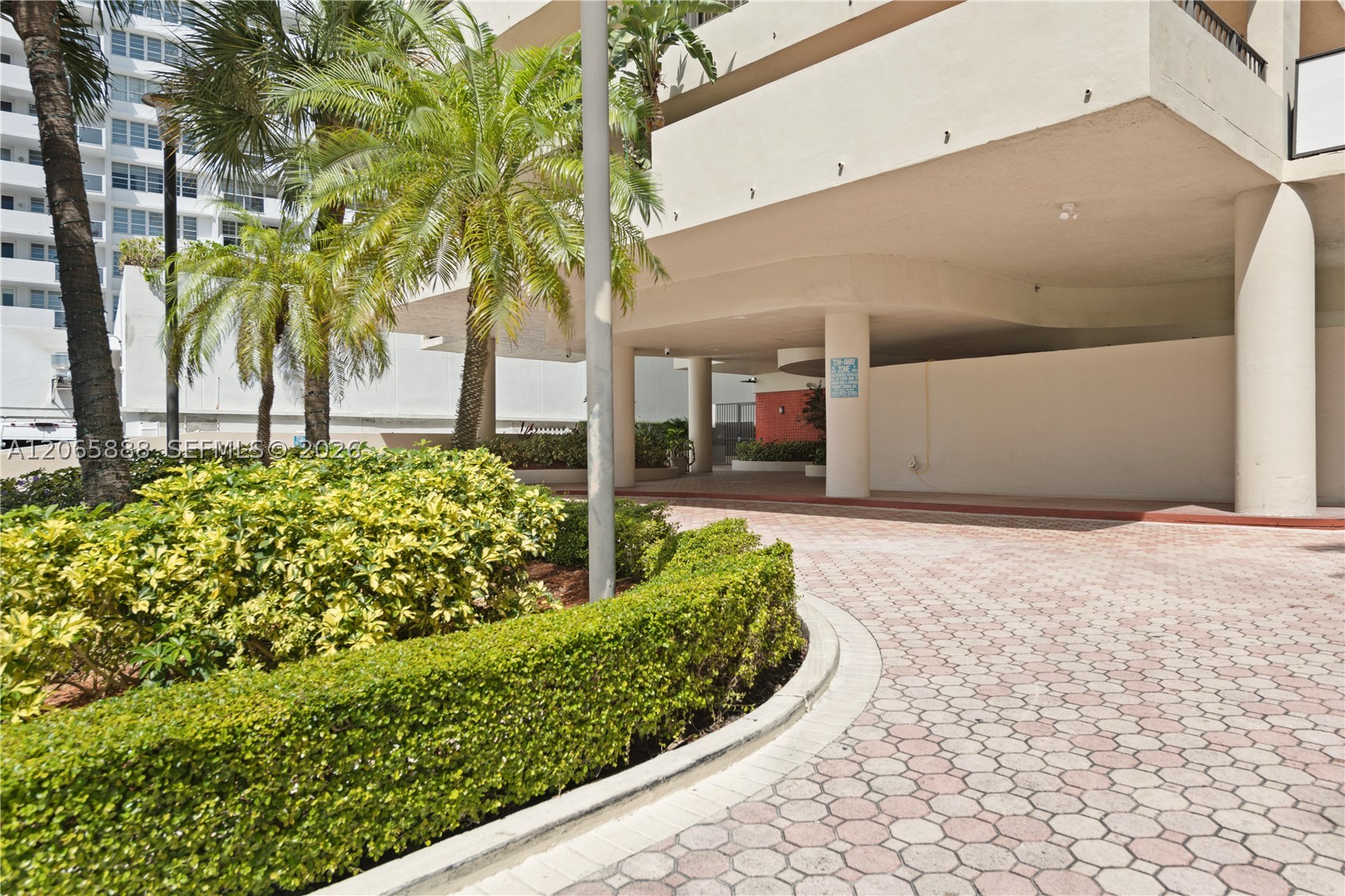 1621 Collins Ave 908 Property Photo 12