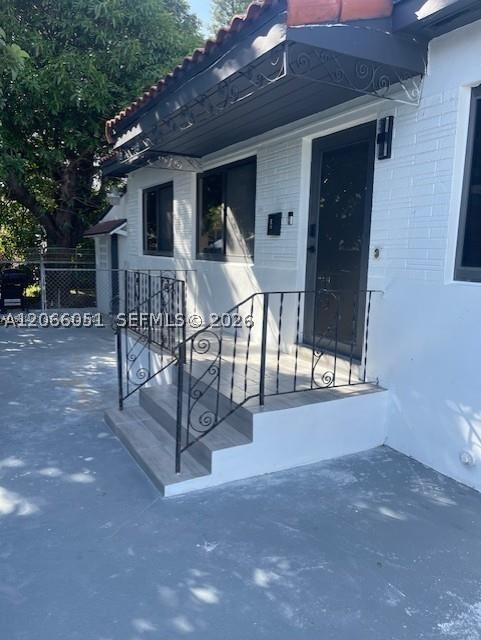910 SW 8th Ave D Property Photo 1