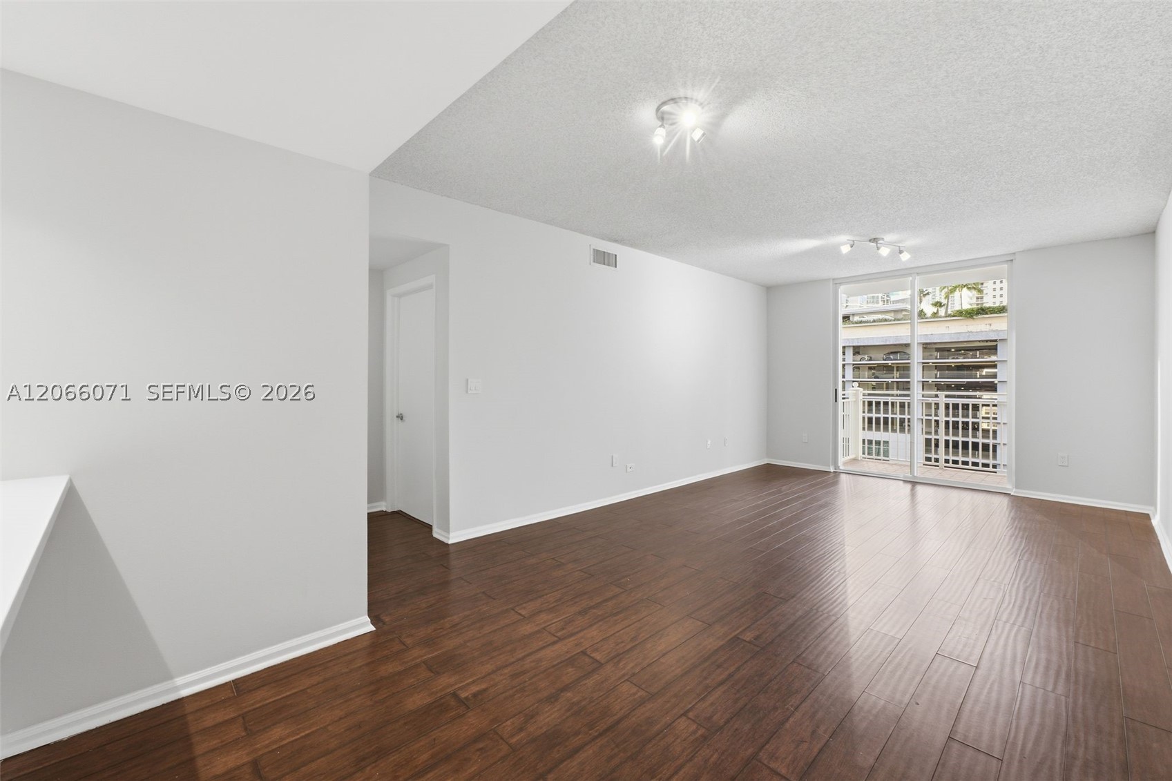 185 Se 14th Ter 1010 Property Photo 4