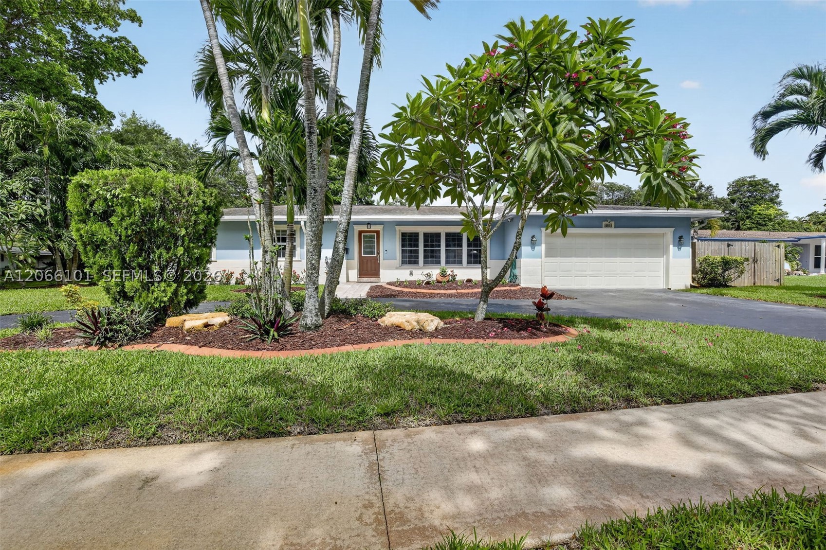 801 Ixora Ln Property Photo 2