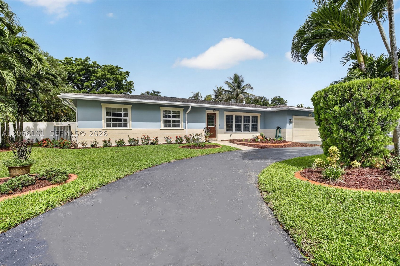 801 Ixora Ln Property Photo 3