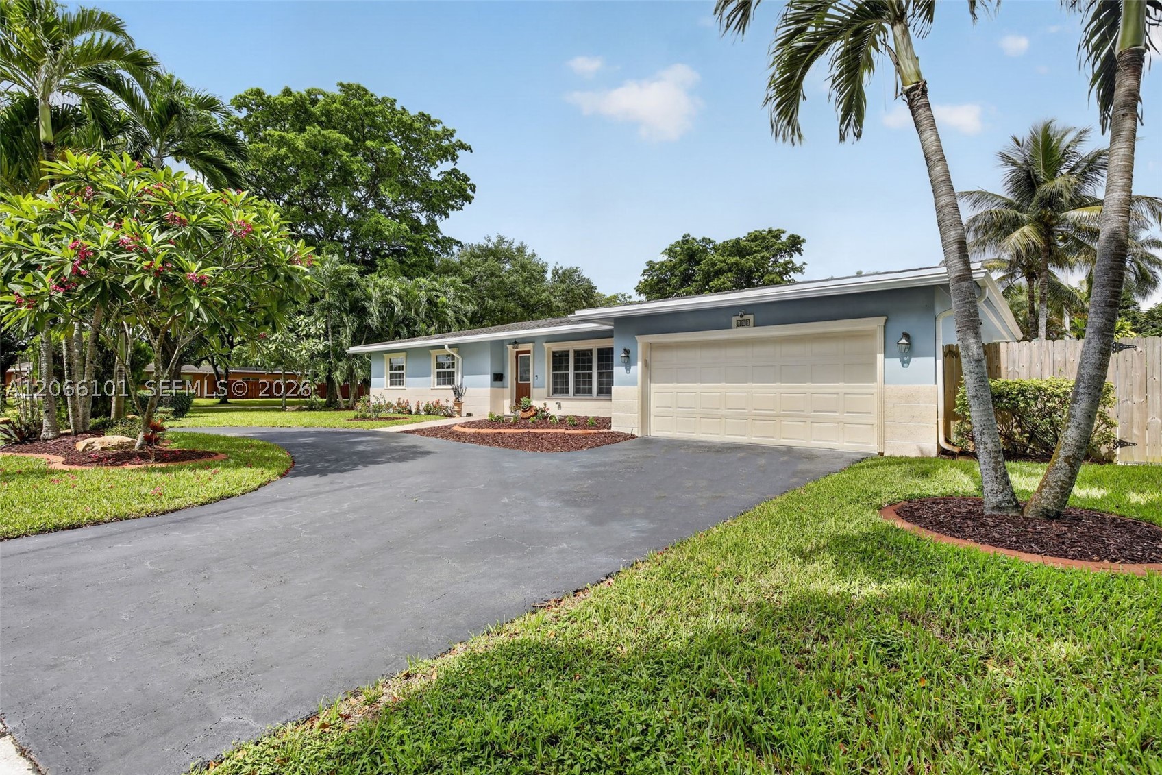 801 Ixora Ln Property Photo 4