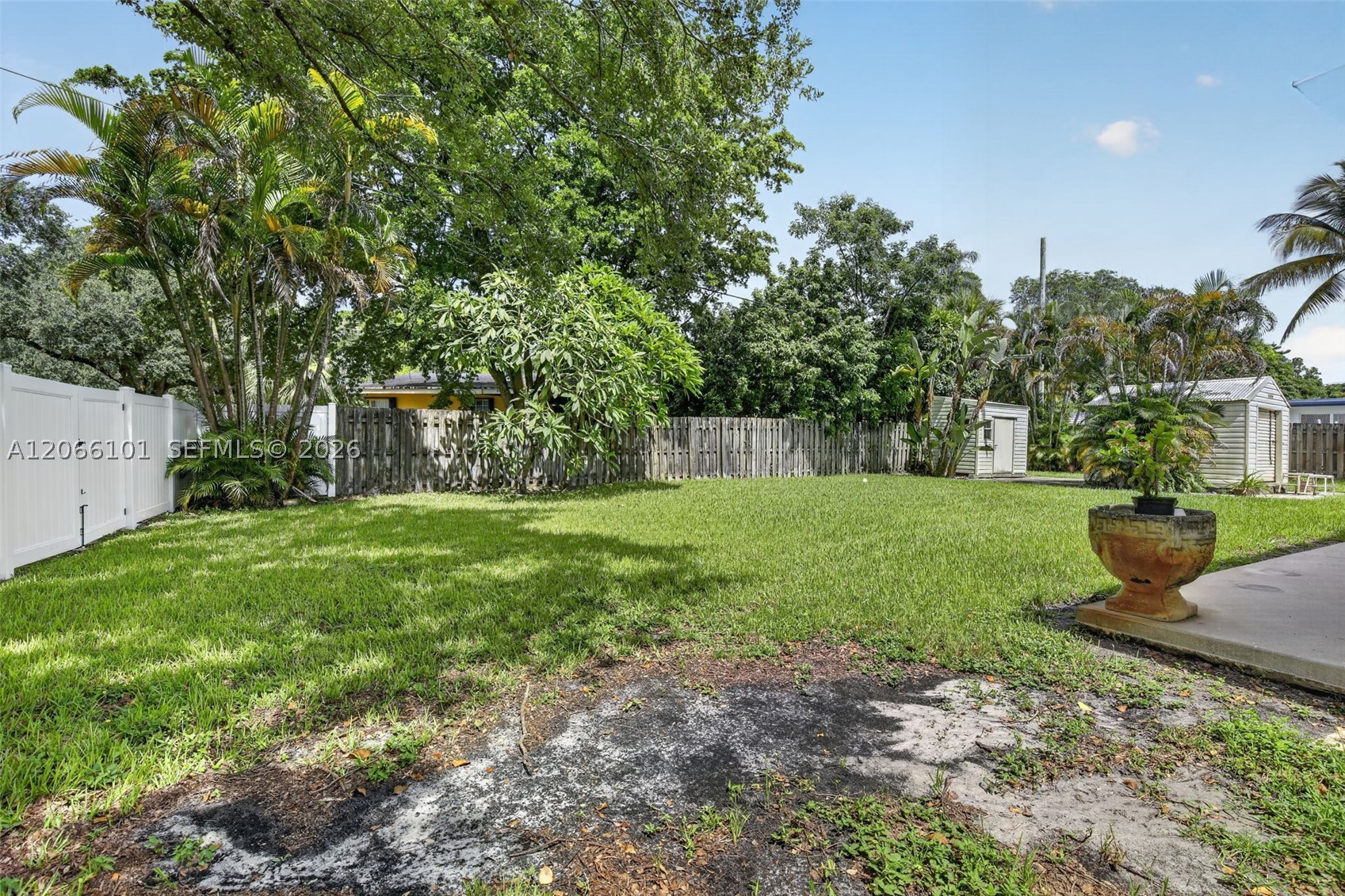 801 Ixora Ln Property Photo 33